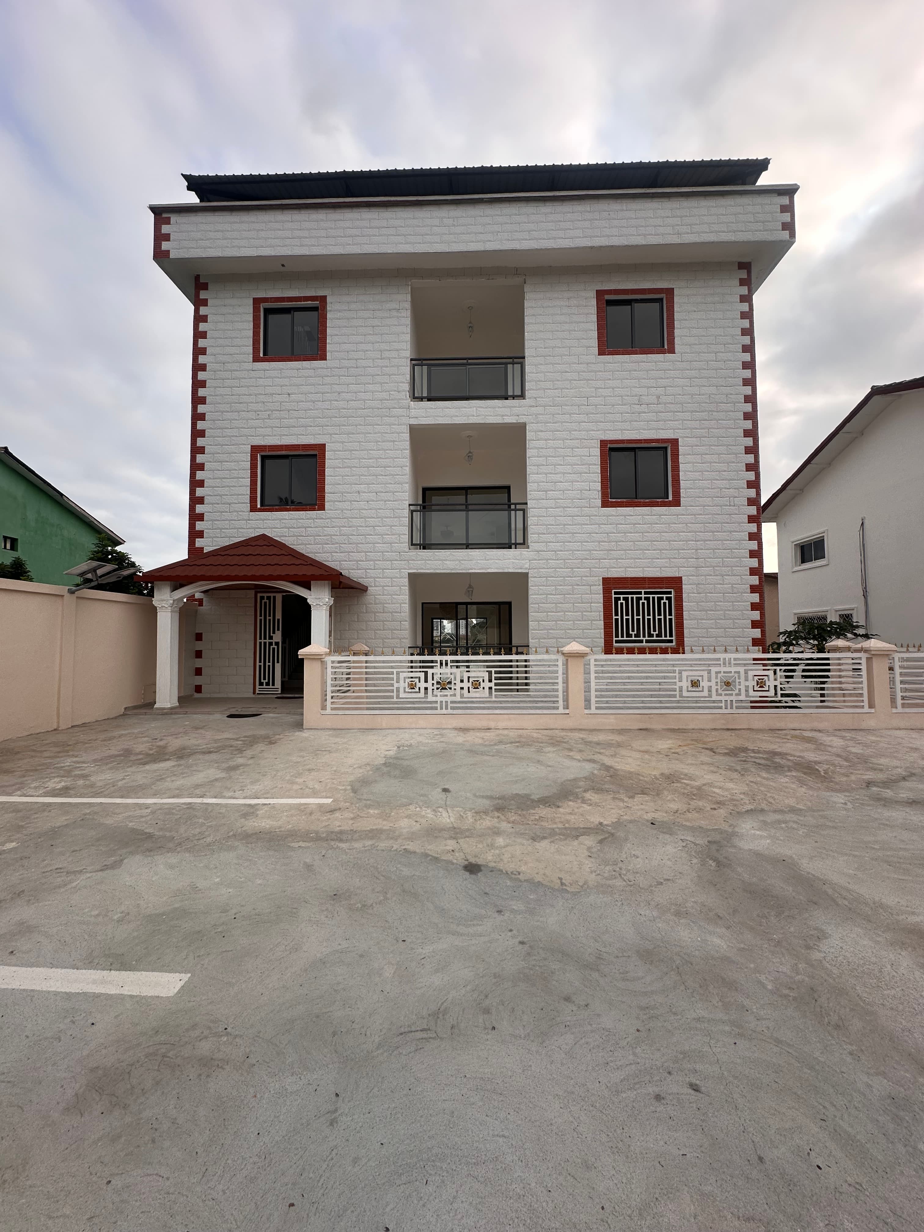 IMMEUBLE À VENDRE AU HAUT DE GUEGUE - image 1