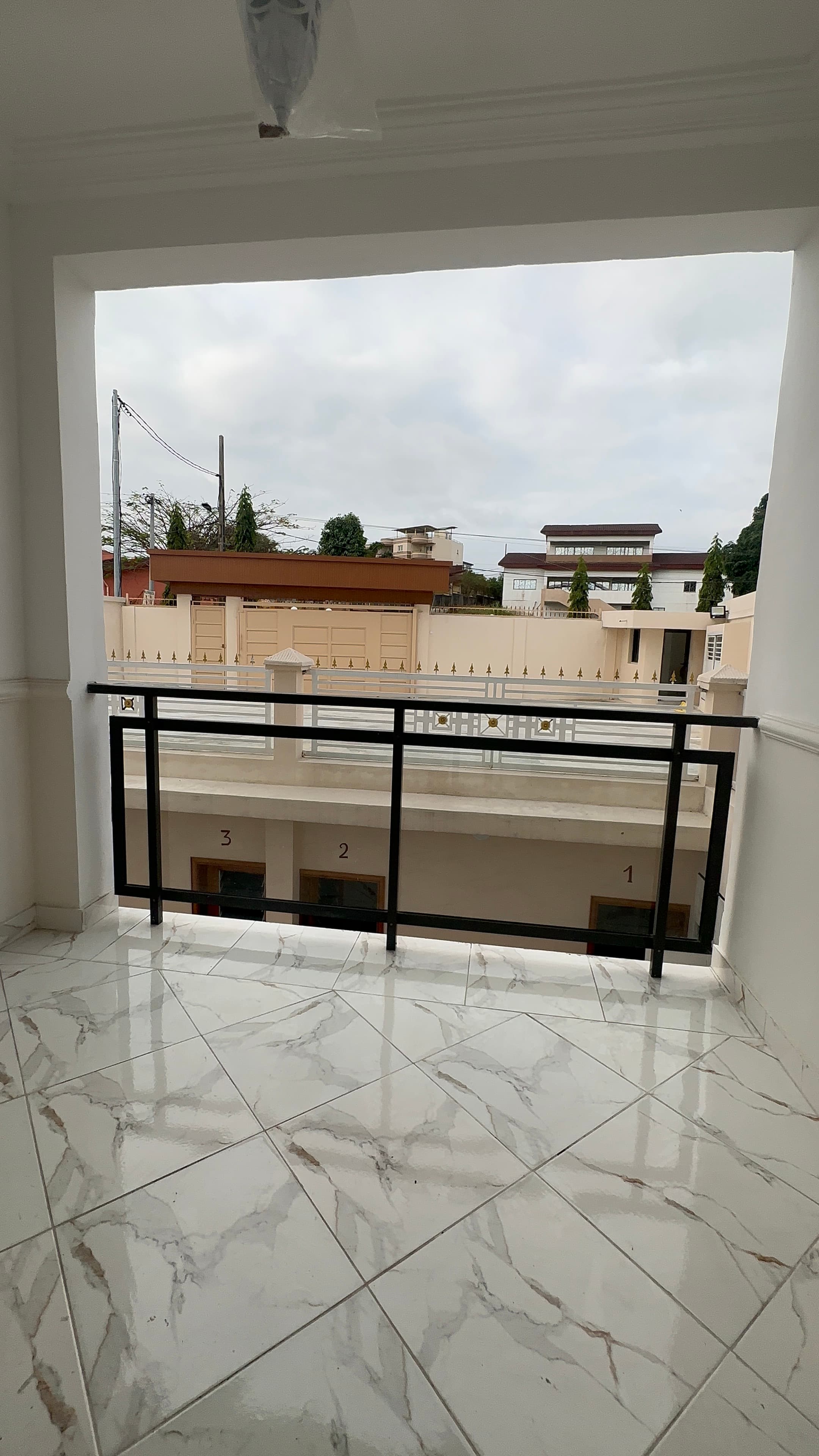 IMMEUBLE À VENDRE AU HAUT DE GUEGUE - image 2