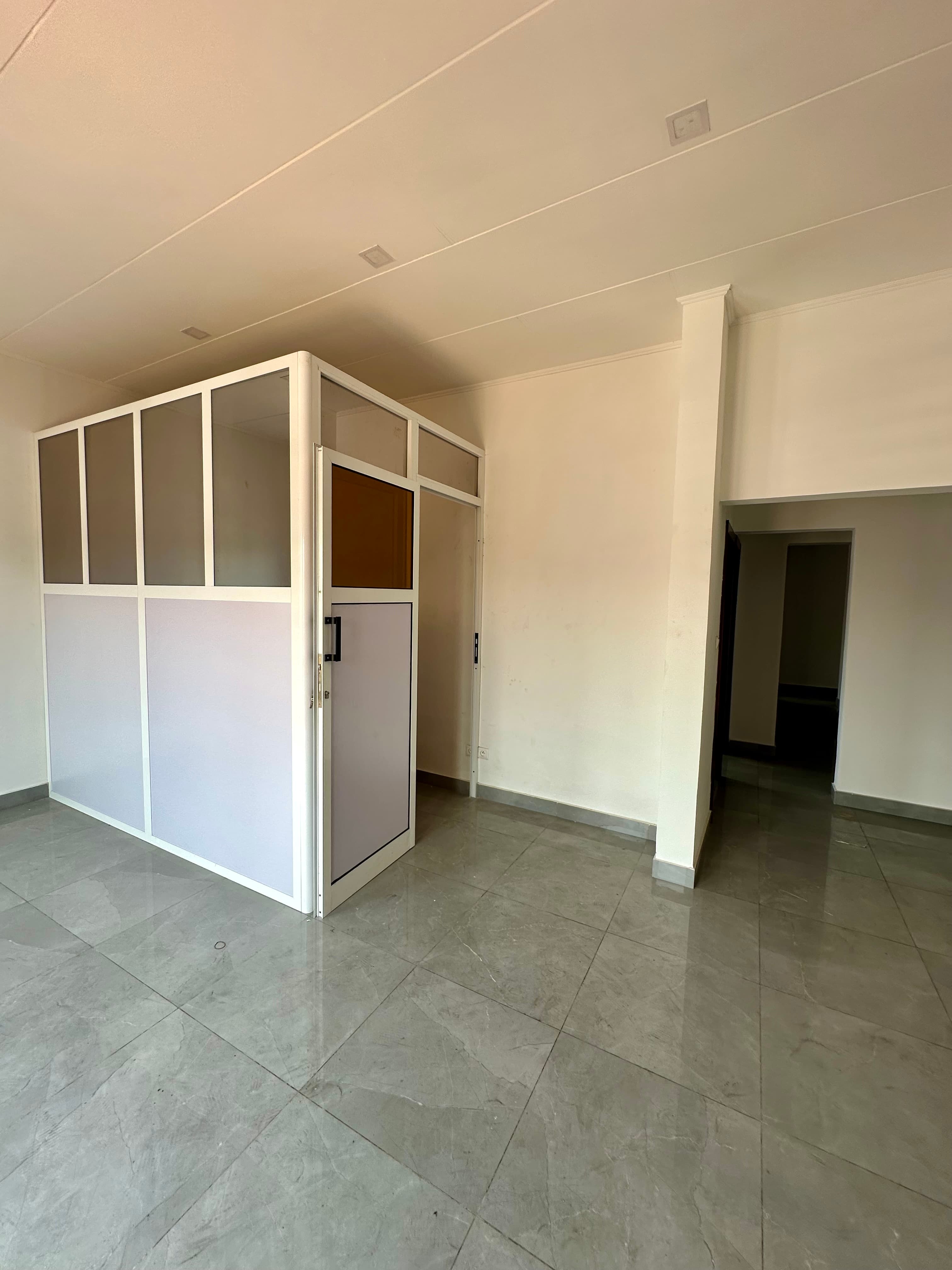 LOCAL COMMERCIAL A LOUER - image 2